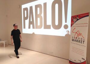 En el mundo digital actual, el éxito en redes sociales se ha convertido en una meta fundamental para las marcas. Pablo Castellano, cofundador de la agencia Goodness Prevaills, nos compartía hace pocas semanas, en la Jornada Las 3 Cs del marketing educativo: Creatividad, Conexión y Comunicación organizada por SchoolMarket, su experiencia y conocimiento sobre cómo lograrlo y desvelaba por qué el 99% de los centros educativos fracasa en las redes sociales. Según Castellano, aunque no es obligatorio estar en redes sociales, es crucial definir una estrategia de comunicación clara y coherente con los objetivos de la marca. Claves para no fracasar de pleno en las redes sociales Las redes sociales tienen una capacidad formidable para conectar con los clientes, pero también pueden ser un desafío. Por ello, Castellano ofrece diez claves que deben considerarse para que el contenido funcione efectivamente en redes sociales: 1. Son redes, no un balcón para pregonar: Lo primero de todo para tener éxito en redes sociales es entender la naturaleza de las redes, son canales de conexión por lo que es esencial fomentar relaciones bidireccionales, donde la interacción con la audiencia sea genuina y recíproca. No se trata solo de difundir, sino de escuchar y responder porque hay gente mirando que te va a hablar. Y va a haber que corregir muchas veces porque "te van a meter cera por todos lados" y va a haber que improvisar y cambiar porque "como es una relación, no solo depende de ti, sino que también depende de los demás. Porque sino, estás por estar". 2. Son sociales. Las redes sociales son lugares de congregación virtual donde se manifiestan comportamientos humanos. Las marcas deben comprender que el dominio en estas plataformas pertenece a los influencers, quienes se presentan como individuos, no como entidades comerciales. Ya que son como, en palabras del creativo, "garitos virtuales donde la gente entra para hacer cosas de personas: hablar, mirar, bichear, insultar... comportamientos humanos muy sociales". En este contexto la persona es la que manda, "la marca estorba". De ahí obtenemos la respuesta a la pregunta de por qué fracasan el 99% de los centros educativos en las redes sociales, "porque son marcas sin más, no hay más. Las redes son sociales, las marcas son comerciales y las esencias colisionan. Y se las considera como intrusas, suenan a falso, porque sus intereses no coinciden con los de las audiencias". 3. Son un medio. Las redes sociales deben ser vistas como un medio para transmitir mensajes a la audiencia específica. Es vital identificar en qué plataforma se encuentra el público objetivo y adaptar el contenido a esos canales. 4. Son bidireccionales. Las redes sociales son conversacionales por naturaleza. La audiencia tiene un poder significativo, y sus opiniones, especialmente en reseñas y comentarios, pueden tener más impacto que las publicaciones de la marca, porque la realidad es que "manda más lo que pueden decir en una reseña de Google, que lo que tú puedas decir en tu post". 5. Son vivas. Las redes sociales están en constante cambio. Es fundamental estar atento a las tendencias y adaptarse rápidamente a los eventos imprevistos que puedan surgir "porque puede venir una ola y llevarte por delante". Es el territorio de la gente que se atreve que puede permitirse ir un poco más allá. Si tú no te puedes permitir ser disruptivo, lo tienes más complicado. 6. Son disruptivas. Las redes sociales favorecen a quienes se atreven a ser disruptivos, Es el territorio de la gente que se atreve que puede permitirse ir un poco más allá. Si tú no te puedes permitir ser disruptivo, lo tienes más complicado porque la creatividad y la capacidad de pensar fuera de lo convencional son cruciales para destacar en un entorno saturado. 7. Son gratis. "¿Son gratis? Gratis abrir las cuentas, pero ¿alimentarlas? Te vuelves loco cuando empiezas a ver las frecuencias con las que tienes que estar en redes... y tienes que elegir muy bien dónde estás". Aunque crear cuentas en redes sociales es gratuito, mantener una presencia activa y efectiva requiere tiempo y recursos. Es importante seleccionar cuidadosamente las plataformas en las que se invertirá tiempo y esfuerzo. 8. Están inflacionadas. ¿Qué significa esto? Significa que el valor unitario, el impacto de cada contenido disminuye porque cada vez se hace más contenido, hay más gente, y, "además sabemos que, en nada, el 90% del contenido lo va a hacer la IA hace en 1 minuto lo que tú tardas un mes, por lo que no solo va a hacer todo el contenido, es que va a hacer muchísimo más". Es necesario ser estratégico y producir contenido de alta calidad y relevancia. 9. Son asociales. Plataformas como TikTok han cambiado la dinámica de las redes sociales, centrándose en el entretenimiento individualizado más que en la interacción social. "La gente pasa más del 80% del tiempo en el "Para mí” y eso no es social, es absolutamente solitario. El algoritmo detecta lo que a mí me gusta y me lo empieza a arrojar. Lo que yo quiero, lo que quiero, lo que yo quiero". Las marcas deben crear contenido que la audiencia consumiría incluso si no estuviera asociado a una marca porque hay que entretener a la audiencia. 10. Son sedentarias. Los algoritmos modernos hacen que el contenido relevante llegue a los usuarios sin que estos lo busquen activamente "¿para qué voy ya buscar? ¿para qué voy a dar follow? porque el cerebro sabe que ya volverá". Esto crea un público pasivo que consume contenido automáticamente. Las marcas deben adaptarse a esta realidad y asegurar que su contenido se alinee con las preferencias detectadas por los algoritmos. Estartegias para conseguir el éxito en redes sociales Pablo Castellano también destaca algunas estrategias clave que pueden contribuir al éxito en redes sociales: 1. Humanizar la marca de nuestro centro educativo. Mostrar los valores y la misión de la marca de nuestro centro educativo es esencial, por qué te mueves, por qué luchas. Antes las oportunidades de comunicar estaban contadas, si tenías presupuesto podías hacer un spot, unas cuñas o un auncio como mucho, sin embargo ahora las redes sociales permiten comunicar continuamente y tocar las emociones de la audiencia, lo cual es más efectivo que apelar solo a la lógica y el bolsillo. 2. Hay que escuchar, estar atentoy adaptarse. Los tiempos cambian y las necesidades de los clientes y del público también lo hacen. Es vital mantenerse actualizado con los cambios en las necesidades del público y los canales de comunicación. Detectar los cambios de los canales en los que se comunica, tener presente cual es el objetivo de la comunicación y mantenerse es fundamental para una comunicación efectiva. 3. Prueba y error. Adoptar una mentalidad de laboratorio es crucial para crear contenido que conecte. La experimentación continua y el aprendizaje de los errores permiten mejorar y optimizar las estrategias "casi como un científico, prueba y error, prueba y error, prueba y error, hay que probar y vas a fallar, vas a intentar hacer algo, no funciona, intentas otra cosa y así". 4. Optimización constante. La audiencia es soberana. Lo más importante no es lo que la marca quiere decir, sino cómo la audiencia quiere escuchar. Adaptar el mensaje a las preferencias del público es esencial para captar su atención. Aprendiendo de los mejores Además, en una reciente entrevista realizada a Pablo Castellano en el programa "El Pupitre Digital" de RADIO ÉXITO EDUCATIVO, conducido por Víctor Núñez, analizaba diversos aspectos relevantes del marketing educativo y su impacto en las instituciones académicas. El reconocido publicista ofrecía una visión profunda y detallada sobre la necesidad de implementar estrategias de marketing efectivas en el ámbito educativo. Castellano subrayó la importancia de que los centros educativos adopten técnicas avanzadas de marketing para diferenciarse y atraer a nuevos estudiantes en un entorno cada vez más competitivo. Además, hizo hincapié en la importancia de contar con una estrategia clara y bien definida, que incluya el uso de herramientas digitales para comunicar los valores y logros de la institución de manera efectiva. "Los centros educativos deben aprender a contar su historia de forma auténtica y emocional, aprovechando las plataformas digitales para llegar a las familias y estudiantes potenciales", declaró Castellano. Otro tema que abordaron Núñez y Castellano en la entrevista fue la diferencia en las estrategias de marketing entre la educación pública y privada en lo que Castellano sugería "la educación pública tiene mucho que aprender del sector privado en términos de marketing y visibilidad" y que podría beneficiarse significativamente al adoptar prácticas de marketing utilizadas en el sector privado argumentando que, aunque existen diferencias fundamentales entre ambos sectores, la educación pública puede mejorar su percepción y atractivo ante la sociedad mediante el uso de técnicas de marketing más agresivas y bien estructuradas. Hablando sobre la necesidad de innovar y adaptarse a las nuevas tendencias del mercado educativo, Castellano destacaba la importancia de estar al tanto de las últimas herramientas tecnológicas y métodos de comunicación para mantenerse relevante y traía a la palestra que la capacidad de adaptación es clave para el éxito a largo plazo de cualquier institución educativa, ya que el mercado y las expectativas de los estudiantes y sus familias están en constante evolución. Puedes ver la entrevista completa aquí: Con esto, Pablo Castellano nos demuestra que el éxito en redes sociales requiere una combinación de comprensión profunda de la naturaleza de estas plataformas, creatividad, adaptabilidad y una estrategia de comunicación centrada en la audiencia. Solo teniendo en cuenta estos factores, una marca puede mantener una presencia efectiva y relevante en el mundo digital, además de tener estrategia de marketing bien planificada y ejecutada aunque lo más importante es la autenticidad y la capacidad de conectar emocionalmente con nuestra audiencia.